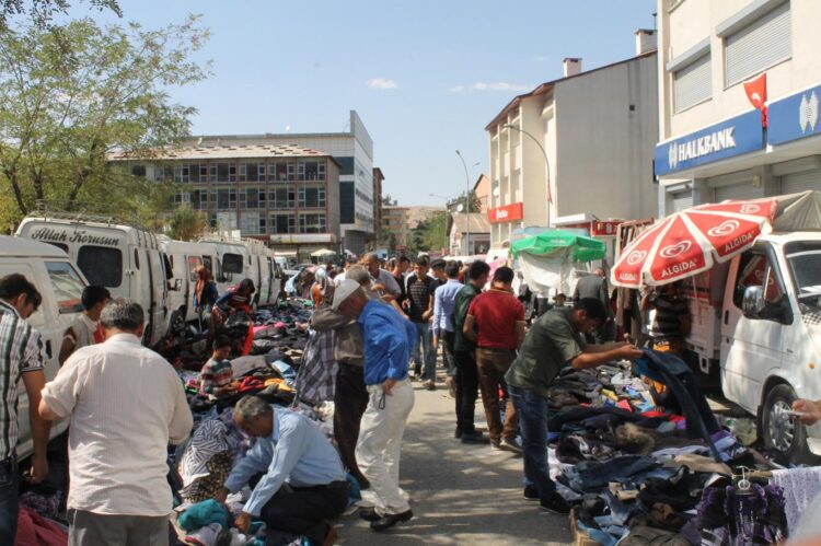 mus ta kurulan bayram pazarinda vatandas eksiklerini tamamladi habermeydan