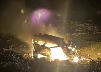 Muş’ta, takla atan otomobildeki 2 kişi canlarını zor kurtardı!