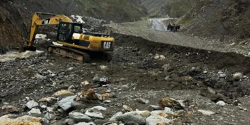 Muş’ta yolu hasar gören mezrada hamile kadını ekipler hastaneye ulaştırdı!
