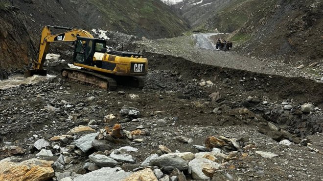 mus ta yolu hasar goren mezrada hamile kadini ekipler hastaneye ulastirdi habermeydan