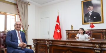 Muş Valilik Makamı, 23 Nisan’da minik Hafsa’ya emanet!