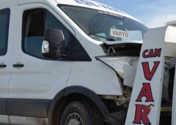 Muş Varto’da, köy muhtarının aracıyla öğrenci servisi çarpıştı!