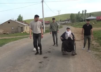 Muşlu 70 yaşındaki Cevahir teyze, 10 yıl sonra köy meydanına çıktı!