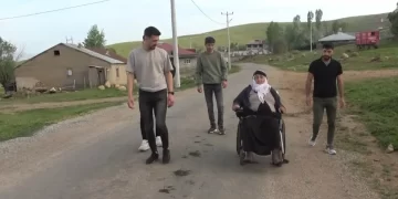 Muşlu 70 yaşındaki Cevahir teyze, 10 yıl sonra köy meydanına çıktı!