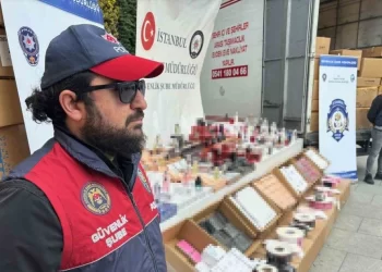 İstanbul’da sahte parfüm operasyonunda 64 bin şişe ele geçirildi!