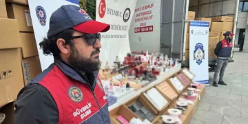 İstanbul’da sahte parfüm operasyonunda 64 bin şişe ele geçirildi!