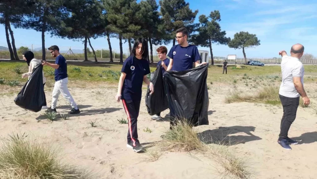 sinop ta universite ogrencileri akliman sahilinde temizlik yapti habermeydan