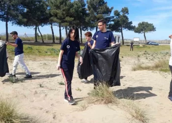 Sinop’ta üniversite öğrencileri Akliman sahilinde temizlik yaptı!