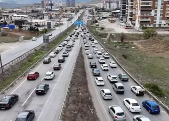 43 ilin geçiş yollarında trafik yoğunluğu arttı