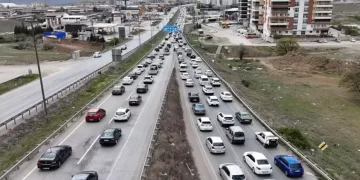 43 ilin geçiş yollarında trafik yoğunluğu arttı