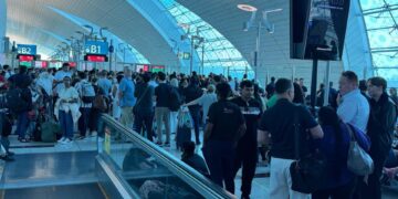 Emirates kriz yönetiminde başarısız oldu: Dubai’deki yoğun yağışın ardından havalimanı kaosu
