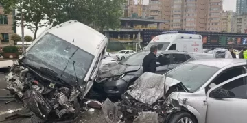İstanbul’da zincirleme kaza meydana geldi! Olay yerine çok sayıda ekip sevk edildi