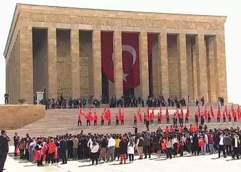 Anıtkabir’de 19 Mayıs töreni! Bakan Bak ve gençler Anıtkabir’de