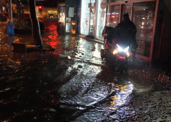 Başkent Ankara sele teslim oldu! Yollar kapandı, elektrikler kesildi