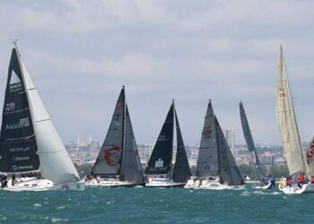 İstanbul Boğazı’nda gemi trafiği askıya alındı