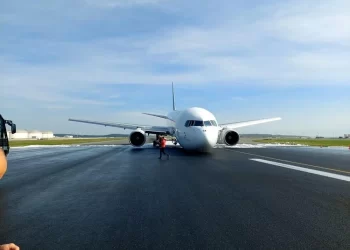 İstanbul Havalimanı’nda iniş takımları açılmayan kargo uçağı gövde üzeri iniş yaptı