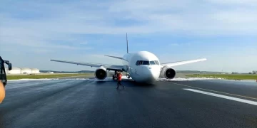 İstanbul Havalimanı’nda iniş takımları açılmayan kargo uçağı gövde üzeri iniş yaptı