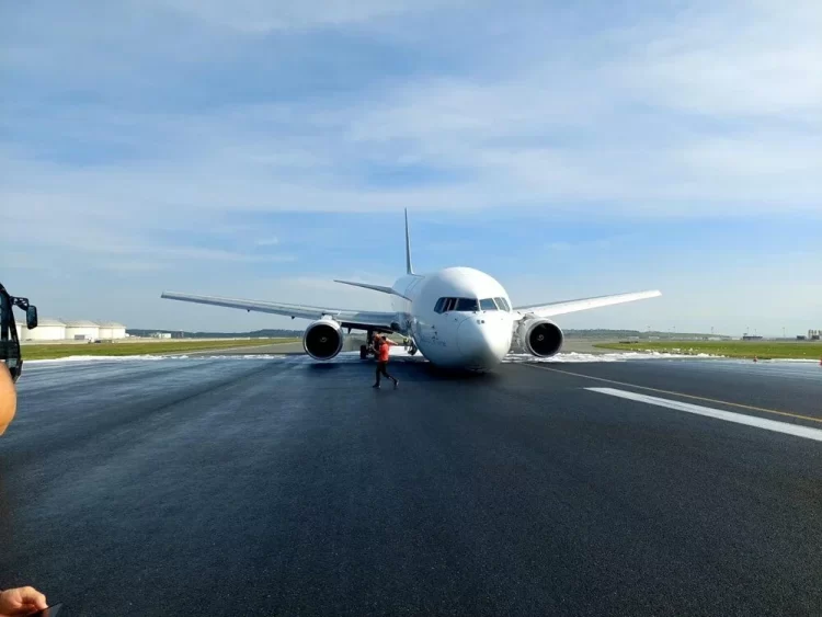 Istanbul Havalimaninda inis takimlari acilmayan kargo ucagi govde uzeri inis yapti habermeydan