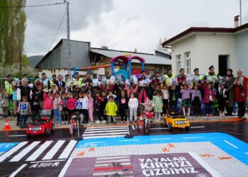 Jandarma köy okulu miniklerine trafik eğitimi verdi