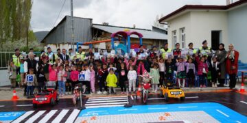 Jandarma köy okulu miniklerine trafik eğitimi verdi