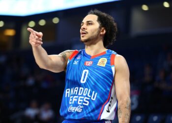 Anadolu Efes, Türk Telekom’u farklı yenerek seride öne geçti!