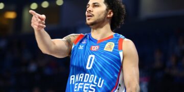Anadolu Efes, Türk Telekom’u farklı yenerek seride öne geçti!