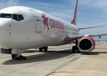 Antalya’da bir yolcu uçağının inişi sırasında lastiği patladı