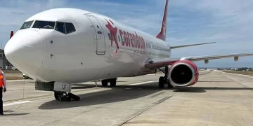 Antalya’da bir yolcu uçağının inişi sırasında lastiği patladı