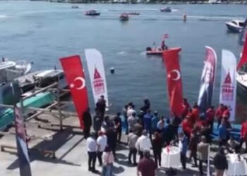 Beyoğlu’nda 19 Mayıs coşkusu denizde de yaşandı