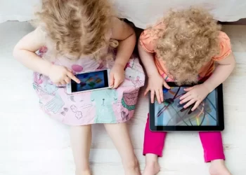 Uzmanlar uyardı! 11 yaşın altındaki çocuklara akıllı telefon vermeyin