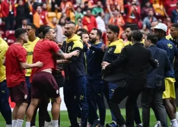 Derbi öncesi saha karıştı!