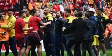 Derbi öncesi saha karıştı!