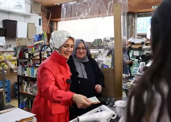 Bakan Göktaş eskiden çalıştığı markette kasaya geçti