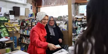 Bakan Göktaş eskiden çalıştığı markette kasaya geçti