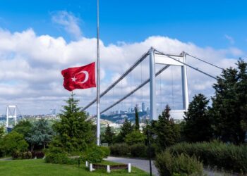 Milli yas sebebiyle bayraklar yarıya indirildi