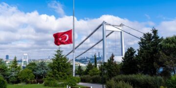 Milli yas sebebiyle bayraklar yarıya indirildi
