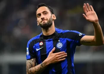 Hakan Çalhanoğlu, İtalya Serie A’nın en iyi orta saha oyuncusu seçildi!