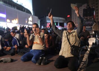 İran’da halk, Reisi için sokaklara döküldü