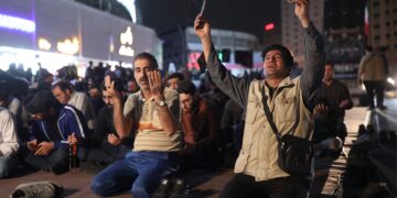 İran’da halk, Reisi için sokaklara döküldü