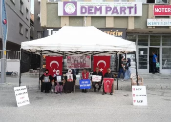 Muş’ta ailelerin DEM Parti önündeki evlat nöbeti devam ediyor!
