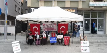 Muş’ta ailelerin DEM Parti önündeki evlat nöbeti devam ediyor!