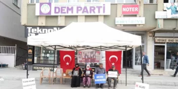 Muş’ta ailelerin DEM Parti önündeki evlat nöbeti devam ediyor!