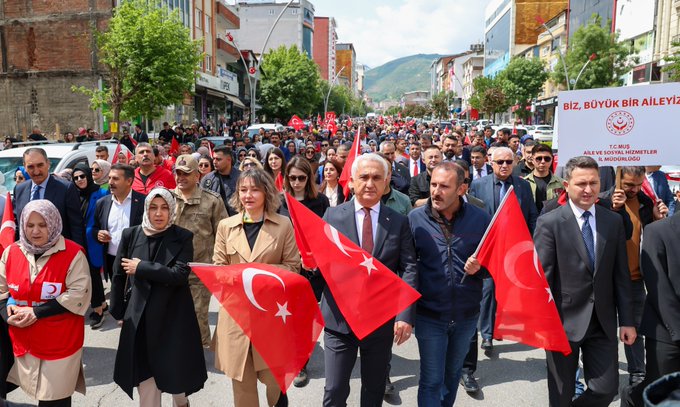 mus ta biz buyuk bir aileyiz yuruyusu duzenlendi habermeydan