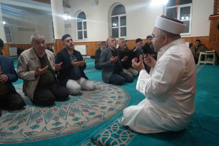 mus taki camilerde filistin de hayatini kaybedenler icin dua edildi habermeydan