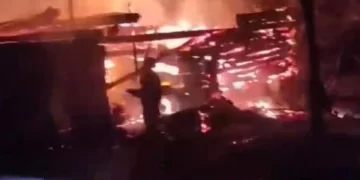 Sinop’ta 2 katlı ahşap ev yanıp kül oldu!