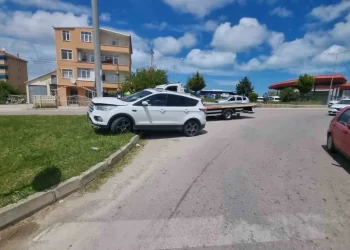 Sinop’ta elektrik direğine çarpan otomobilde 2 kişi yaralandı!