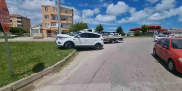 Sinop’ta elektrik direğine çarpan otomobilde 2 kişi yaralandı!