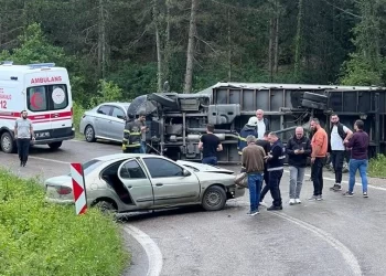 Sinop’ta kamyonet ile otomobilin çarpıştığı kazada 3 kişi yaralandı!