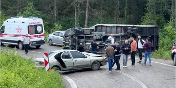 Sinop’ta kamyonet ile otomobilin çarpıştığı kazada 3 kişi yaralandı!