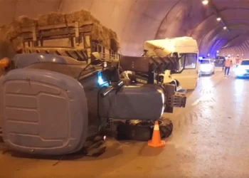 Sinop’ta, minibüs ile traktörün çarpışması sonucu 11 kişi yaralandı!